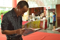 觀眾閱讀我要印《展會(huì)導(dǎo)報(bào)》