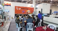 與會(huì)觀眾詳細(xì)詢問(wèn)熱刀復(fù)膜機(jī)新技術(shù)
