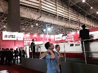 長(zhǎng)榮股份將攜全新針對(duì)酒包設(shè)計(jì)的MK1060 深壓紋模切機(jī)首次亮相彩盒展。其展位號(hào)為1A10-19。